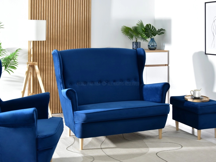 Wygodna sofa granatowa dla dwóch osób w stylu angielskim